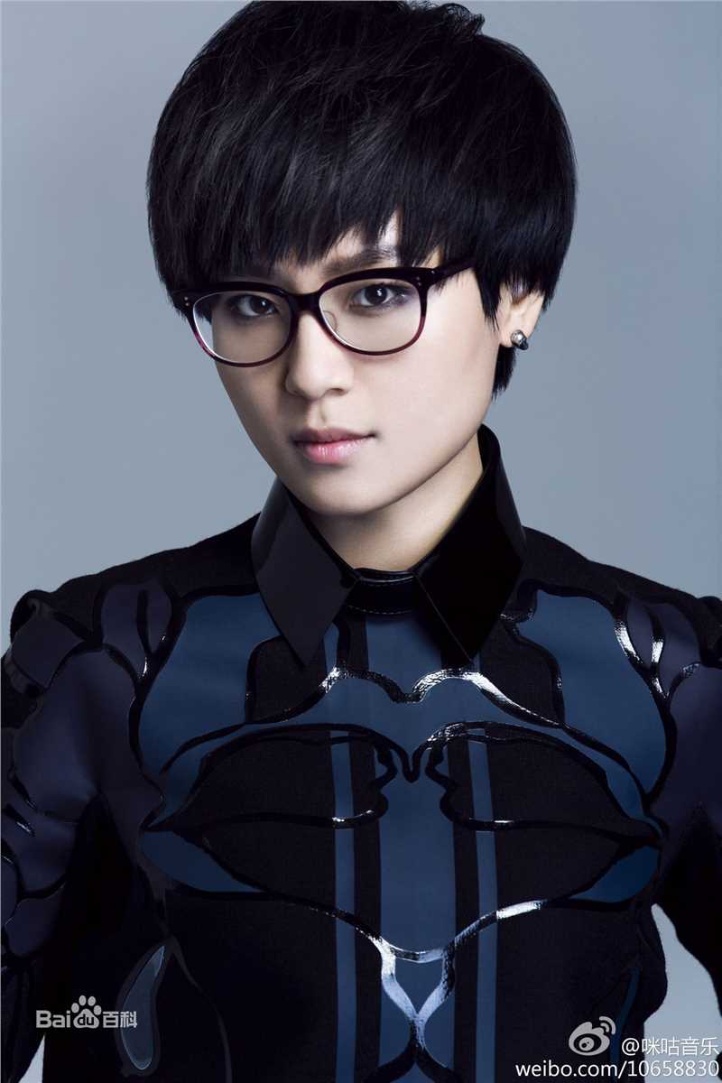 周笔畅(BiBi Zhou)引领“黑框眼镜”风潮前后照片