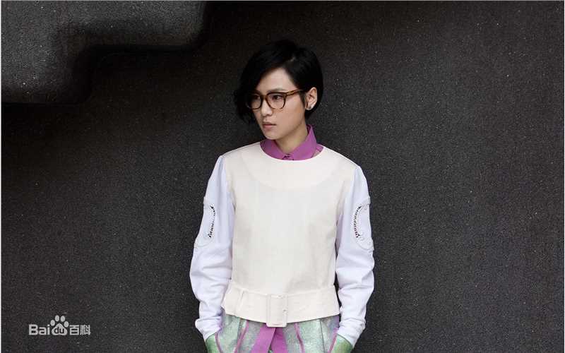 周笔畅(BiBi Zhou)引领“黑框眼镜”风潮前后照片