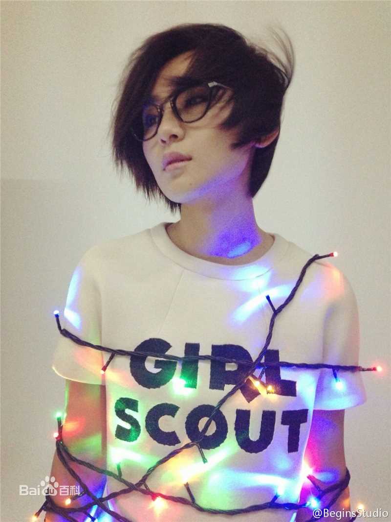 周笔畅(BiBi Zhou)引领“黑框眼镜”风潮前后照片