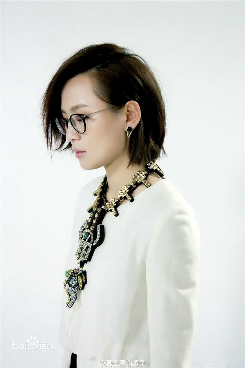 周笔畅(BiBi Zhou)引领“黑框眼镜”风潮前后照片