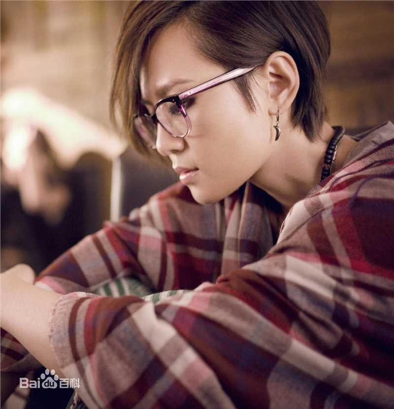 周笔畅(BiBi Zhou)引领“黑框眼镜”风潮前后照片