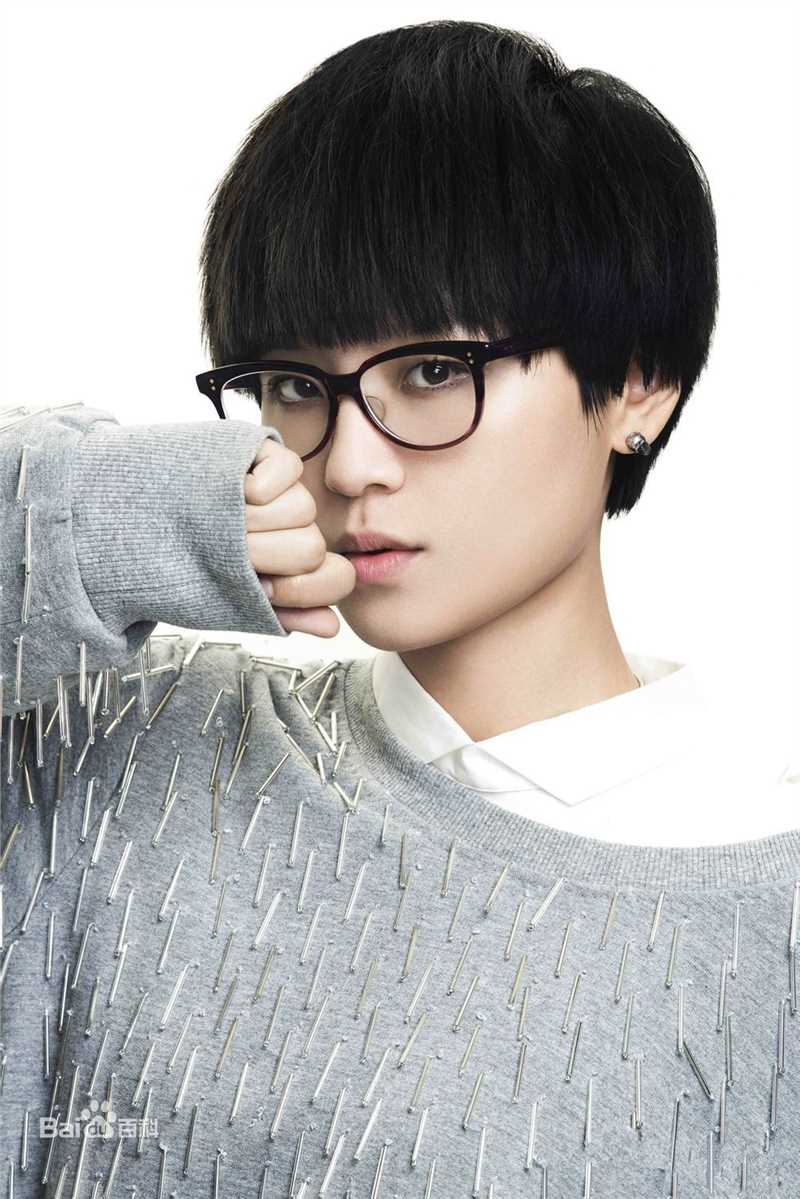 周笔畅(BiBi Zhou)引领“黑框眼镜”风潮前后照片