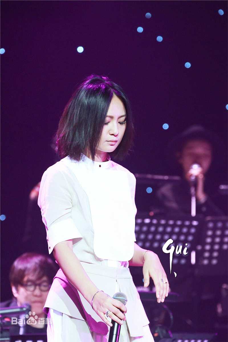 周笔畅(BiBi Zhou)Begins To Love公益音乐会素颜照相册