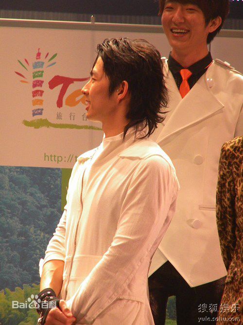 吴建豪(VanNess Wu)慈善活动素颜照壁纸