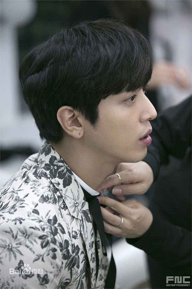 郑容和(/Jung Yong Hwa/ジョンヨンファ)生活照壁纸壁纸