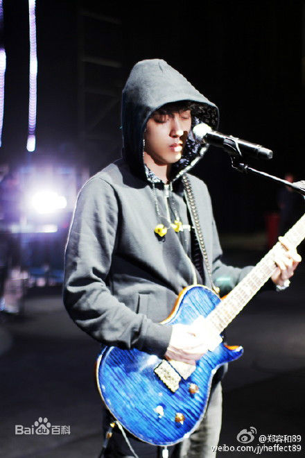 郑容和(/Jung Yong Hwa/ジョンヨンファ)生活照壁纸壁纸