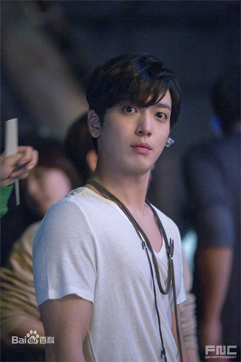 郑容和(/Jung Yong Hwa/ジョンヨンファ)生活照壁纸壁纸