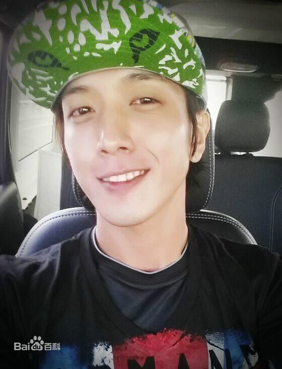 郑容和(/Jung Yong Hwa/ジョンヨンファ)生活照壁纸壁纸