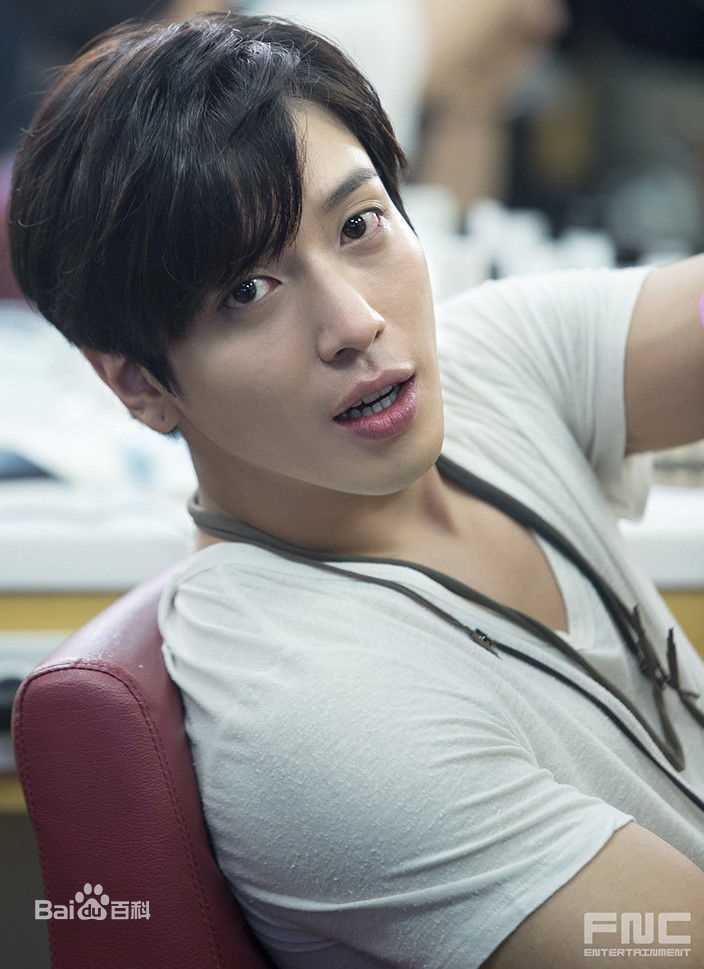 郑容和(/Jung Yong Hwa/ジョンヨンファ)生活照壁纸壁纸