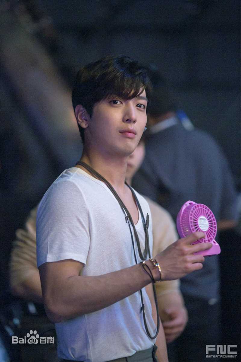 郑容和(/Jung Yong Hwa/ジョンヨンファ)生活照壁纸壁纸