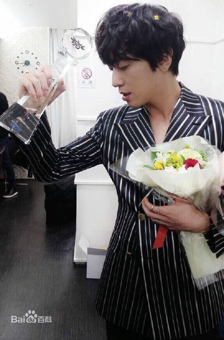 郑容和(/Jung Yong Hwa/ジョンヨンファ)生活照壁纸壁纸