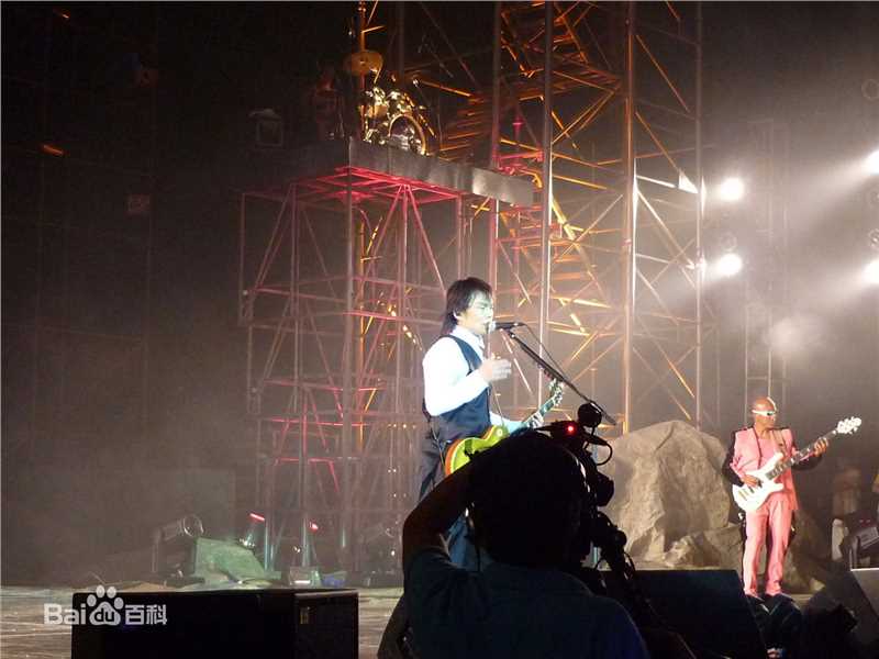 伍佰(Wu Bai)2009年上海太空弹演唱性感图片壁纸