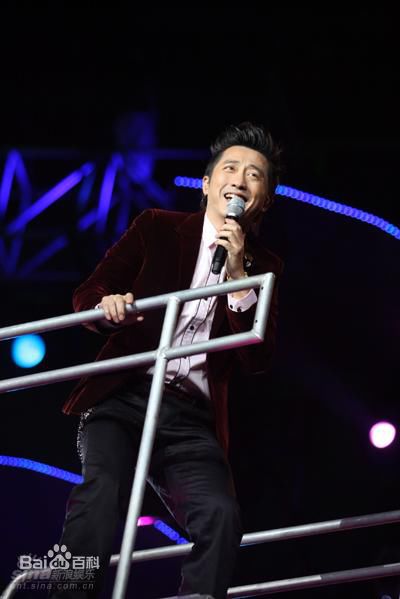 庾澄庆(Harlem Yu)演出照前后照片