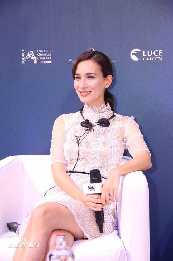卢靖姗(Celina Jade)活动图素颜照相册