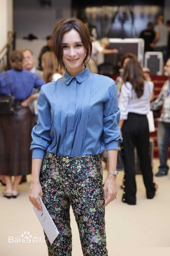 卢靖姗(Celina Jade)活动图素颜照相册