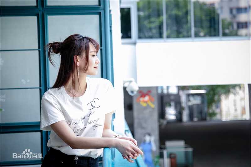 李昕岳(Sienna)街拍前后照片