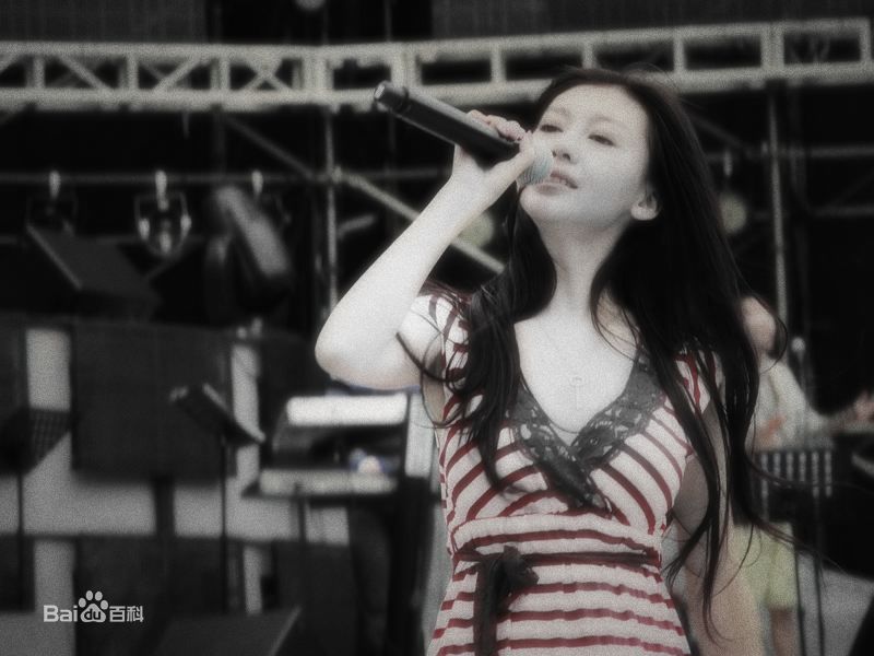 巩新亮(Miumiu)登台演出前后照片