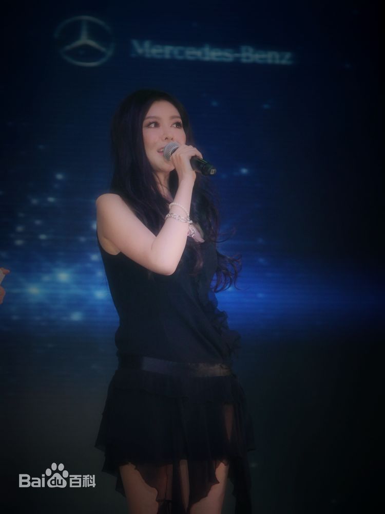 巩新亮(Miumiu)登台演出前后照片