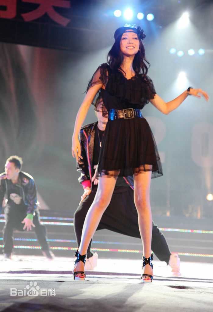 巩新亮(Miumiu)登台演出前后照片