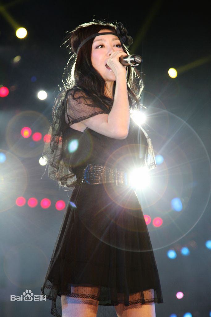 巩新亮(Miumiu)登台演出前后照片