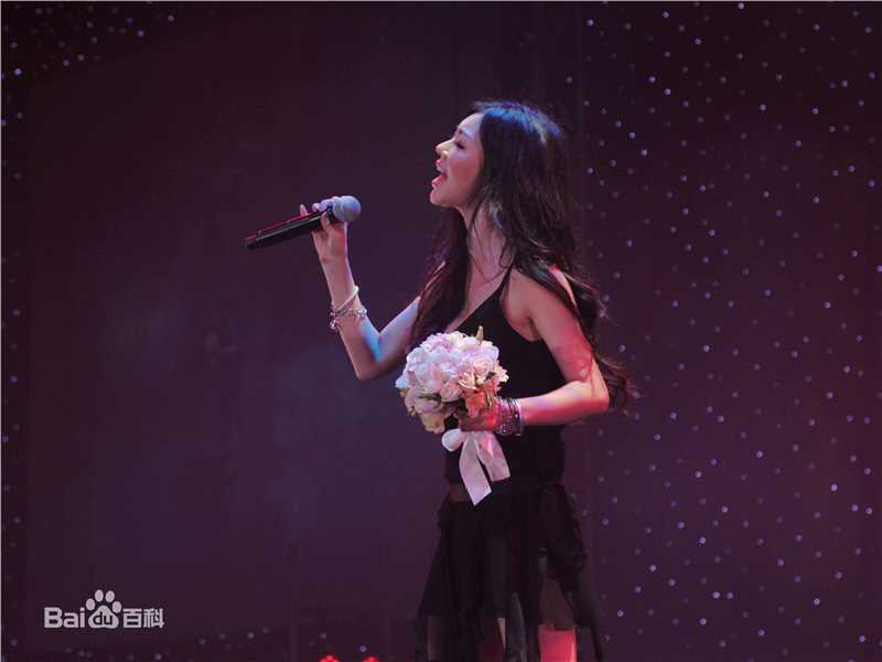 巩新亮(Miumiu)登台演出前后照片