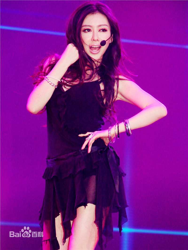 巩新亮(Miumiu)登台演出前后照片