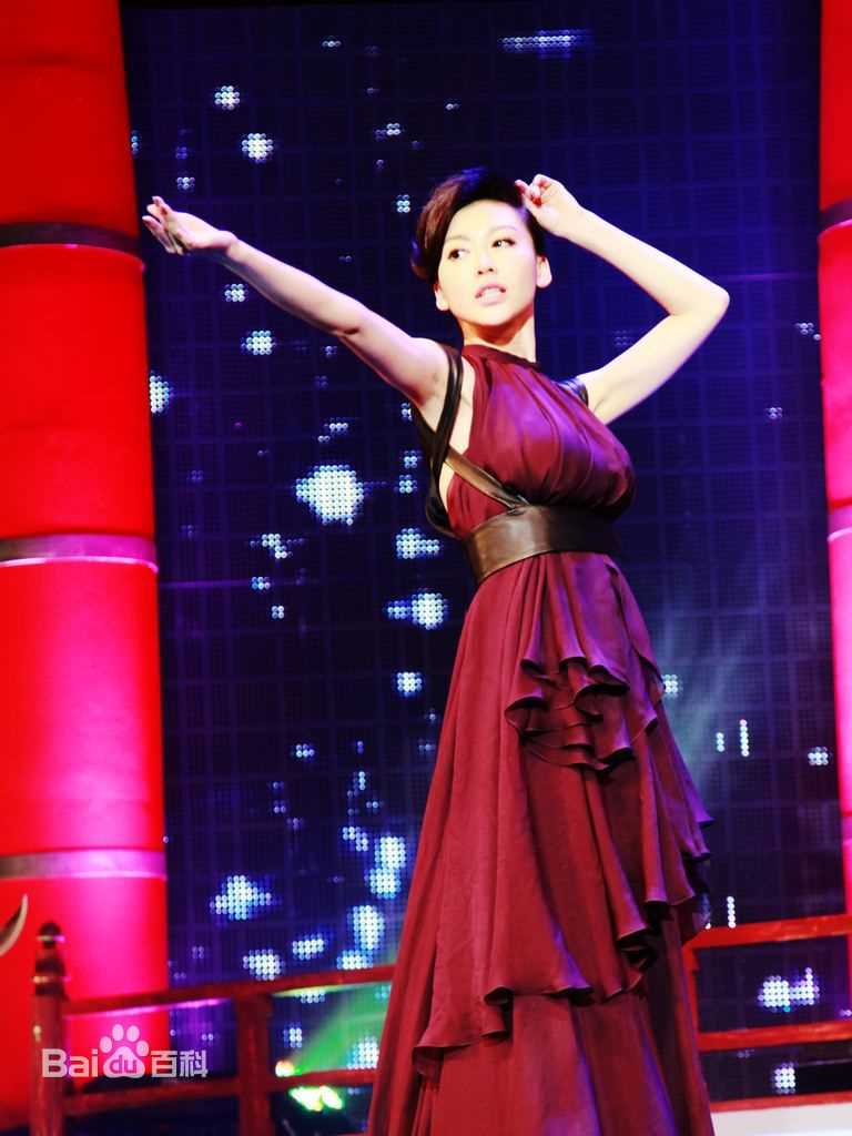 巩新亮(Miumiu)登台演出前后照片