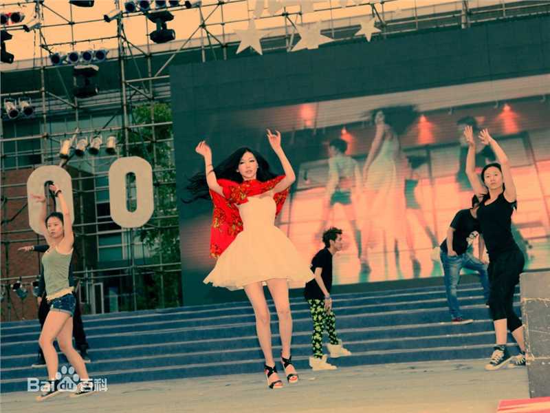 巩新亮(Miumiu)登台演出前后照片