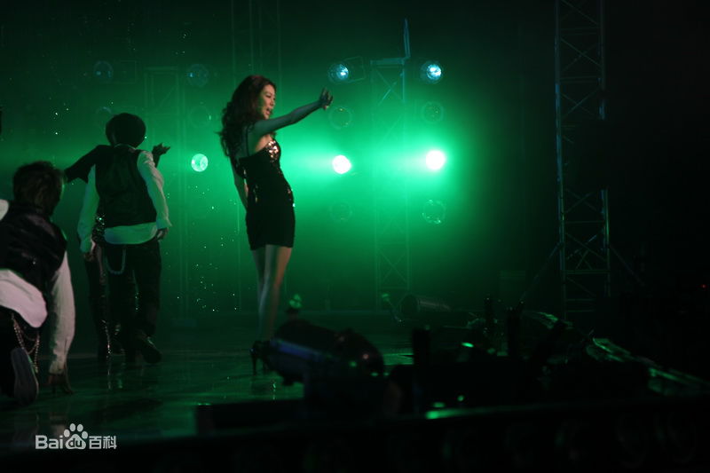 巩新亮(Miumiu)登台演出前后照片