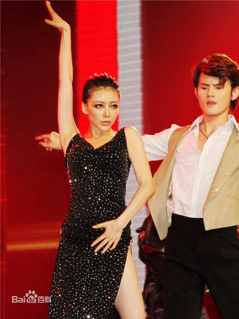 巩新亮(Miumiu)登台演出前后照片