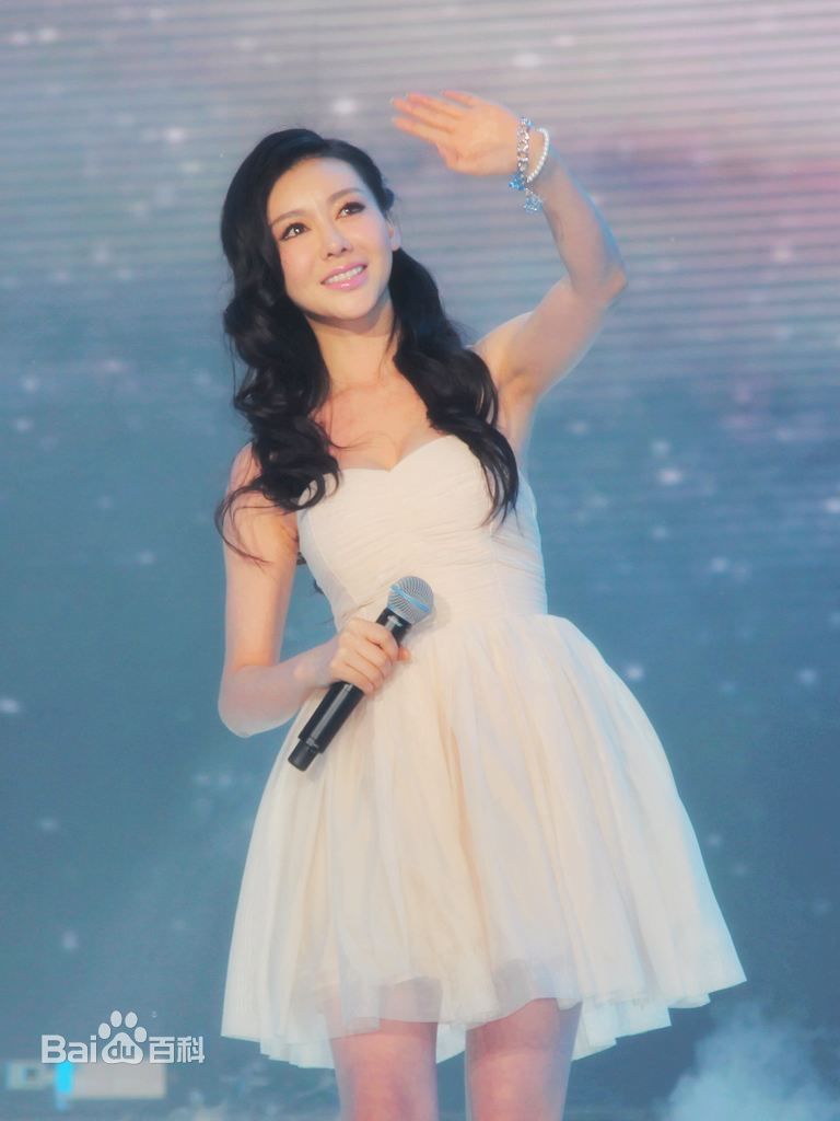 巩新亮(Miumiu)登台演出前后照片