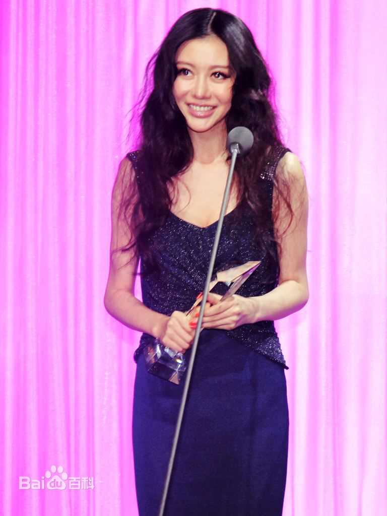 巩新亮(Miumiu)出席活动前后照片