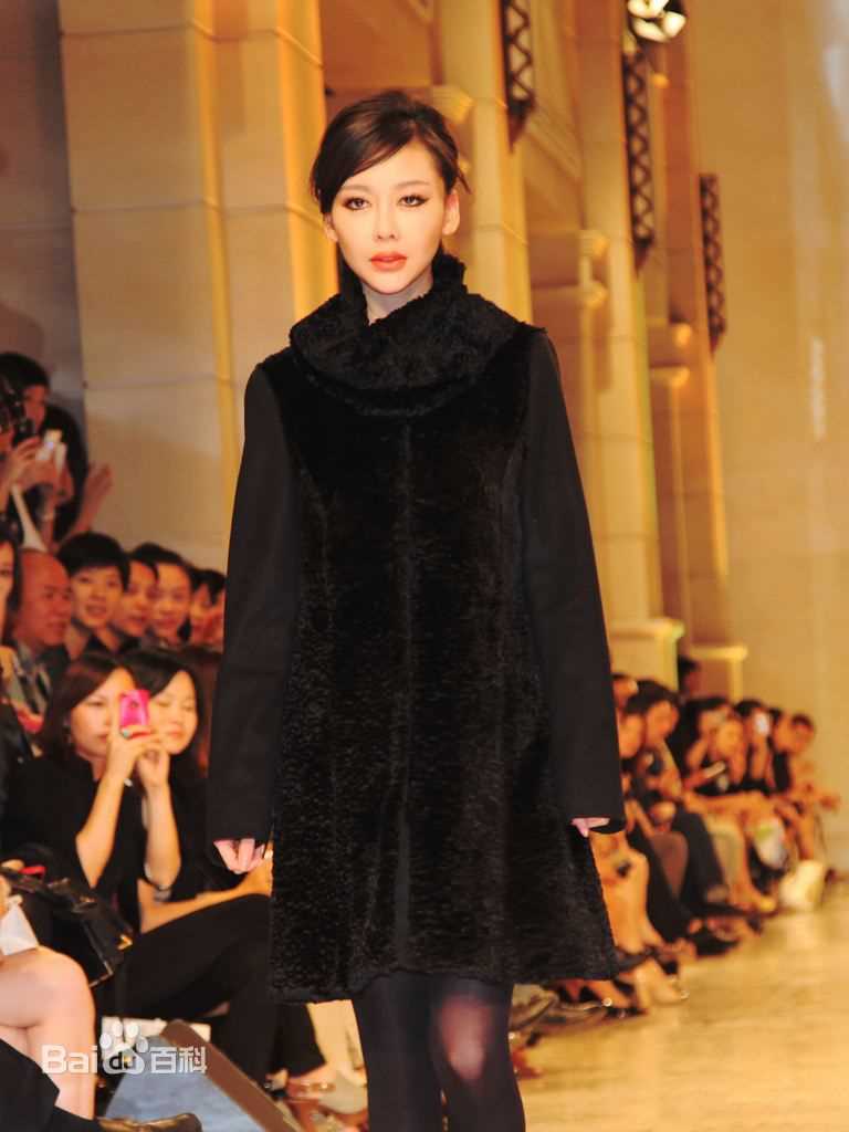 巩新亮(Miumiu)出席活动前后照片