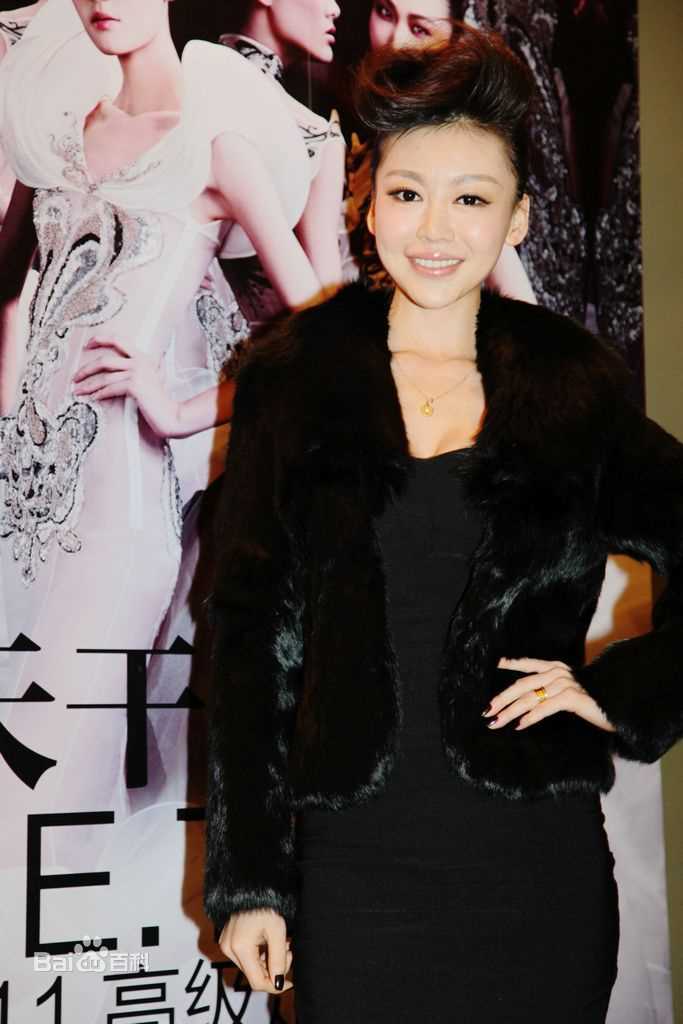 巩新亮(Miumiu)出席活动性感图片图集