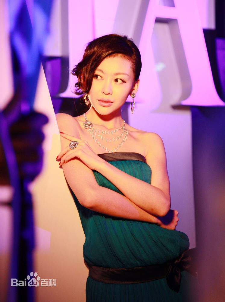 巩新亮(Miumiu)出席活动性感图片图集