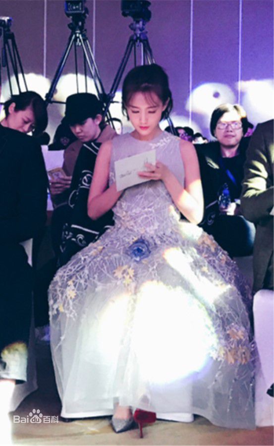 李一桐活动图素颜照相册