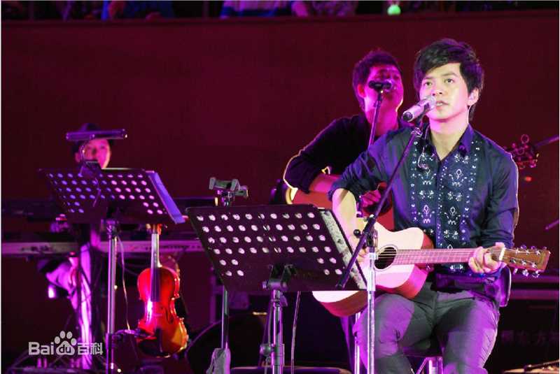 李健(Li Jian)2011向往音乐现场性感图片图集