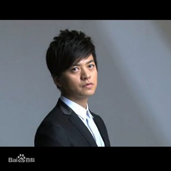 精选李健(Li Jian)在《芭莎时尚》中的图册