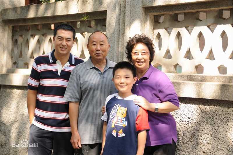 王海燕的丈夫张嘉译前后照片