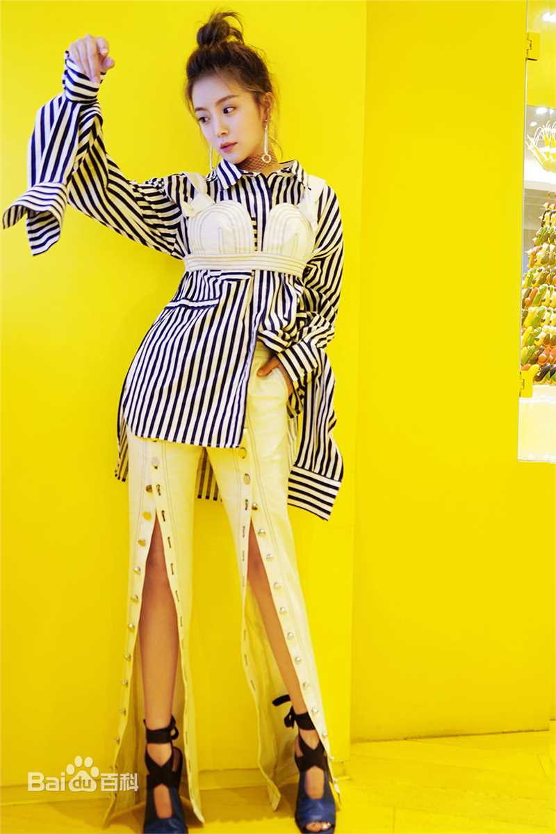 种丹妮潮范儿十足前后照片