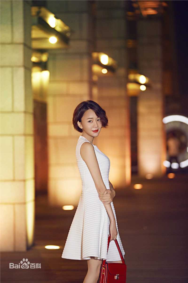 王一楠(Wang Yinan)摩登街拍前后照片