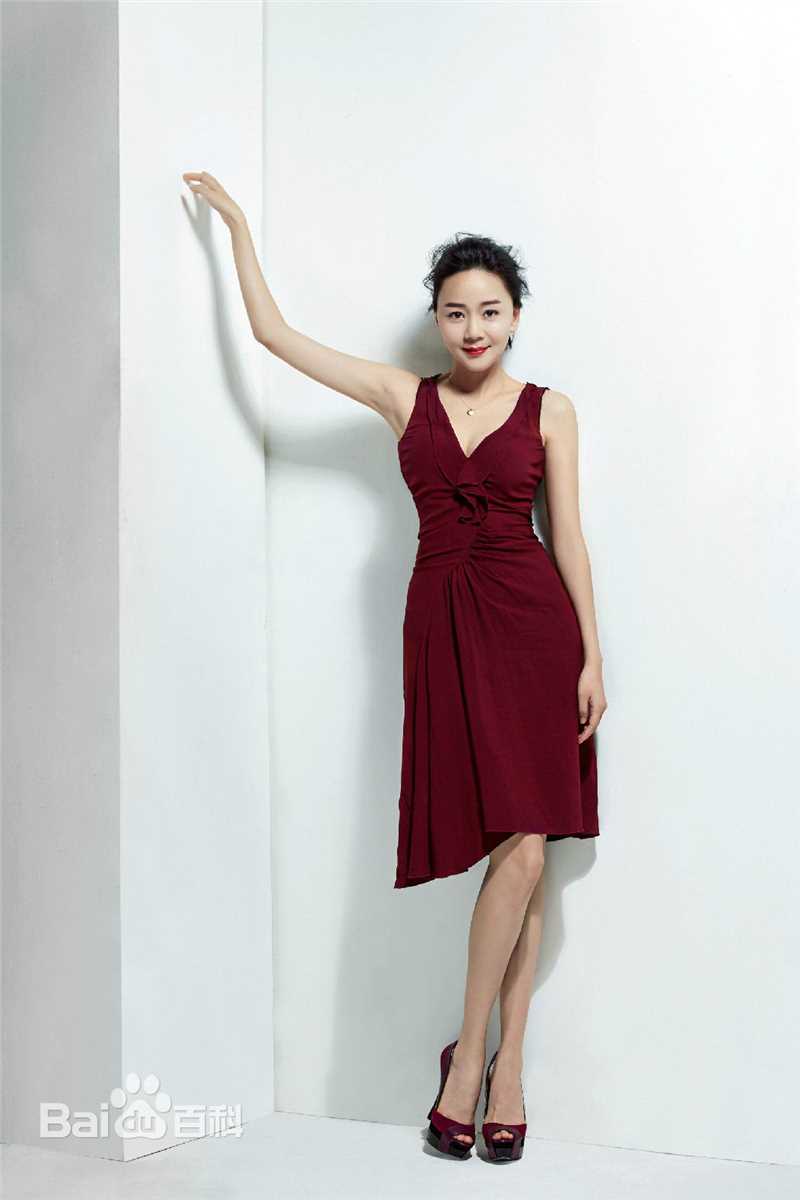 王一楠(Wang Yinan)演绎美艳御姐前后照片