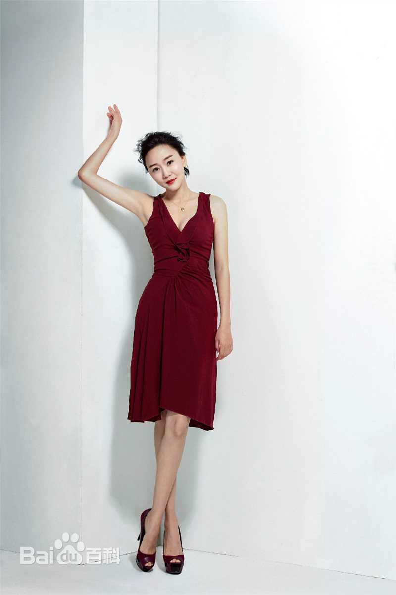 王一楠(Wang Yinan)演绎美艳御姐前后照片