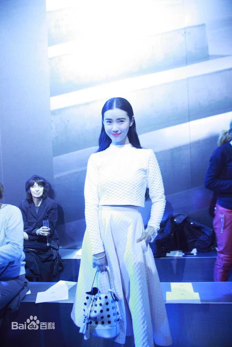 张辛苑辛苑巴黎时装周生活照
