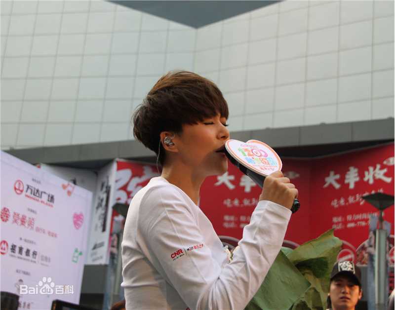 谭维维(Sitar tan)我要上学助学行动性感图片图集