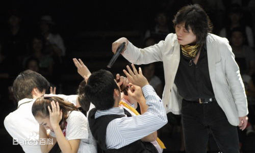 最新饶晓志在话剧《你好，打劫！》中的壁纸