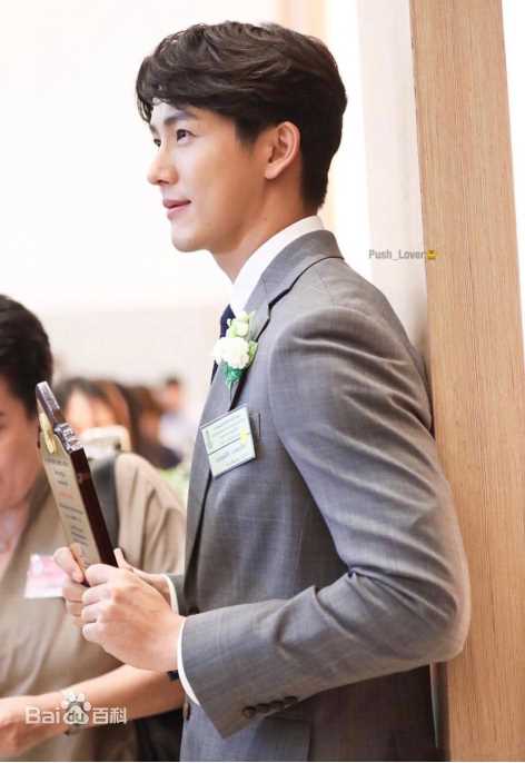 最优质普提查·克瑟辛(Puttichai Kasetsin、 )生活照