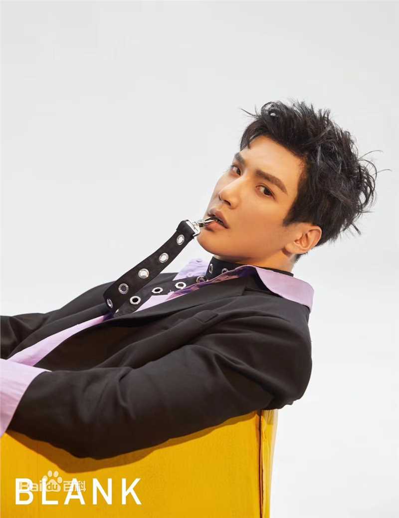 最新彦希(Saixixi)在《BLACk》2018年8月刊中的壁纸