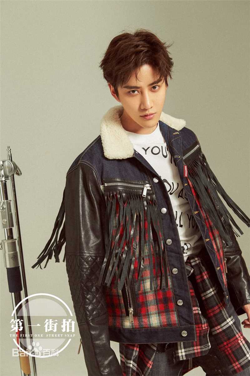 披拉·尼迪裴善官(   /Pirat Nitipaisalkul)Mike街拍图册前后照片