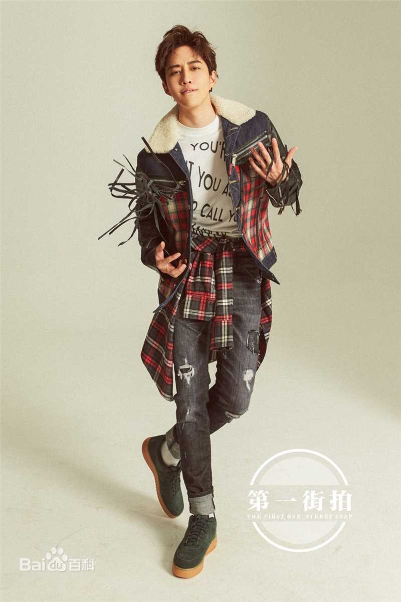 披拉·尼迪裴善官(   /Pirat Nitipaisalkul)Mike街拍图册前后照片